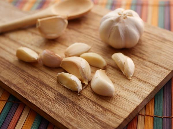 Was passiert, wenn man auf nüchternen Magen eine Knoblauchzehe isst?